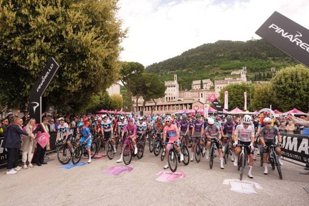 The pack at the stage 9 of the Giro d™Italia from Gubbio to Siena, Italy - Sunday, May 18, 2025. - cycling.  Copyright: xMassimoxPaolone Lapressex
