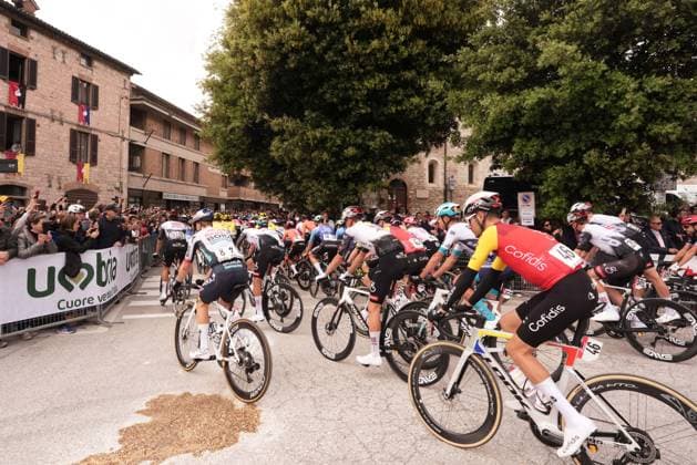 The pack at the stage 9 of the Giro d™Italia from Gubbio to Siena, Italy - Sunday, May 18, 2025. - cycling.  Copyright: xMassimoxPaolone Lapressex