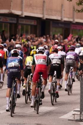 The pack at the stage 9 of the Giro d™Italia from Gubbio to Siena, Italy - Sunday, May 18, 2025. - cycling.  Copyright: xMassimoxPaolone Lapressex