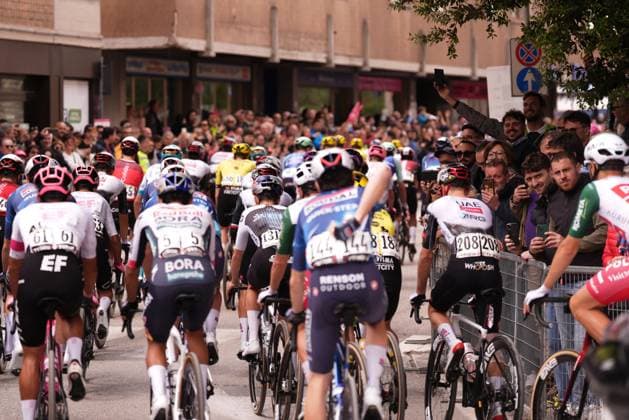 The pack at the stage 9 of the Giro d™Italia from Gubbio to Siena, Italy - Sunday, May 18, 2025. - cycling.  Copyright: xMassimoxPaolone Lapressex