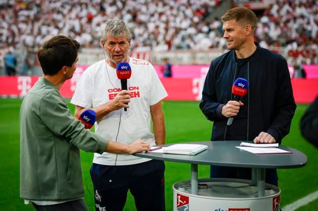 2. Fußball-Bundesliga, 1. FC Köln - 1. FC Kaiserslautern, 18.05.2025 Friedhelm Funkel (Trainer 1. FC Köln) vor dem Spiel im Interview, rechts der Zweitligaexperte Simon Terodde; 34. Spieltag der 2. Fußball-Bundesliga, 2. Fußball-Bundesliga, 1. FC Köln - 1. FC Kaiserslautern am 18.05.2025 im RheinEnergie-Stadion in Köln. DIE DFL-VORSCHRIFTEN VERBIETEN JEDE VERWENDUNG VON FOTOS ALS BILDSEQUENZEN UND ODER QUASI-VIDEO.