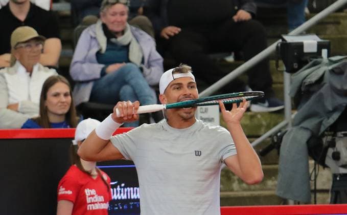 Bitpanda Hamburg Open, ATP, Tennis Herren Turnier 500, 2. Runde in der Qualifikation: Nach einem verlorenen Ballwechsel nimmt Marko Topo (Deutschland) seinen Schläger in den Mund