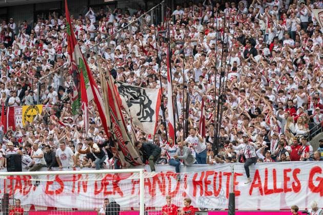 18.05.2025, Fussball: 2. Bundesliga, Saison 2024 2025, 34. Spieltag, 1. FC Koeln - 1. FC Kaiserslautern im RheinEnergieStadion in Koeln. Die Koelner Fans begruessen ihre Mannschaft. Wichtiger Hinweis: Gemaess den Vorgaben der DFL Deutsche Fussball Liga bzw. des DFB Deutscher Fussball-Bund ist es untersagt, in dem Stadion und oder vom Spiel angefertigte Fotoaufnahmen in Form von Sequenzbildern und oder videoaehnlichen Fotostrecken zu verwerten bzw. verwerten zu lassen. Foto: Kirchner-Media Thomas Haesler