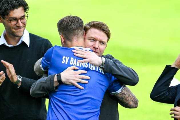 Tobias Kempe (SV Darmstadt 98, 11) wird von Paul Fernie (SV Darmstadt 98, Sportdirektor) verabschiedet, GER, SV Darmstadt 98 vs. SSV Jahn Regensburg, 2. Bundesliga, Fussball, 34. Spieltag, Saison 2024 2025, 18.05.2025. DFL REGULATIONS PROHIBIT ANY USE OF PHOTOGRAPHS as IMAGE SEQUENCES and or QUASI-VIDEO. GER, SV Darmstadt 98 vs. SSV Jahn Regensburg, 2. Bundesliga, Fussball, 34. Spieltag, Saison 2024 2025, 18.05.2025. Darmstadt