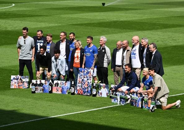 18.05.2025, xsltx, Fussball 2.Bundesliga, SV Darmstadt 98 - Jahn Regensburg v.l. Große Abschiedskulisse in Darmstadt für einige Spieler und Staff-Mitglieder (DFL DFB REGULATIONS PROHIBIT ANY USE OF PHOTOGRAPHS as IMAGE SEQUENCES and or QUASI-VIDEO)