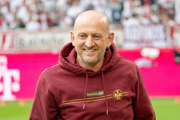 18.05.2025, Fussball: 2. Bundesliga, Saison 2024 2025, 34. Spieltag, 1. FC Koeln - 1. FC Kaiserslautern im RheinEnergieStadion in Koeln. Torsten Lieberknecht (1. FC Kaiserslautern, Trainer) nach dem Interview. Wichtiger Hinweis: Gemaess den Vorgaben der DFL Deutsche Fussball Liga bzw. des DFB Deutscher Fussball-Bund ist es untersagt, in dem Stadion und oder vom Spiel angefertigte Fotoaufnahmen in Form von Sequenzbildern und oder videoaehnlichen Fotostrecken zu verwerten bzw. verwerten zu lassen. Foto: Kirchner-Media Thomas Haesler