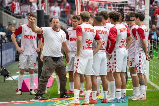 18.05.2025, Fussball: 2. Bundesliga, Saison 2024 2025, 34. Spieltag, 1. FC Koeln - 1. FC Kaiserslautern im RheinEnergieStadion in Koeln. Die Mannschaft des 1. FC Koeln wird vor der Suedtribuene durch einen Fan auf das Spiel eingestimmt. Wichtiger Hinweis: Gemaess den Vorgaben der DFL Deutsche Fussball Liga bzw. des DFB Deutscher Fussball-Bund ist es untersagt, in dem Stadion und oder vom Spiel angefertigte Fotoaufnahmen in Form von Sequenzbildern und oder videoaehnlichen Fotostrecken zu verwerten bzw. verwerten zu lassen. Foto: Kirchner-Media Thomas Haesler