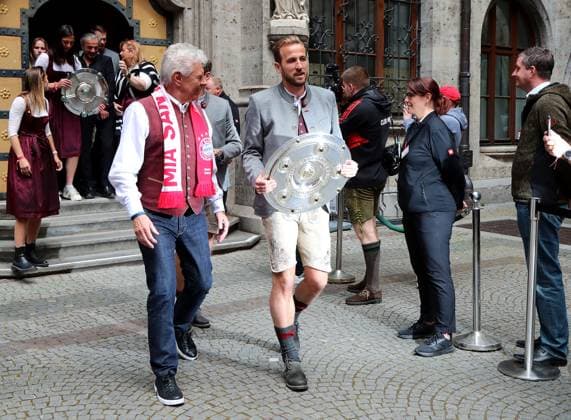 Fussball, Herren, Bundesliga, Saison 2024 2025, FC Bayern München, Meisterfeier, Rathausbalkon, Marienplatz Oberbürgermeister Dieter Reiter (li.) mit Harry Kane (FC Bayern München) (re.) mit der Meisterschale