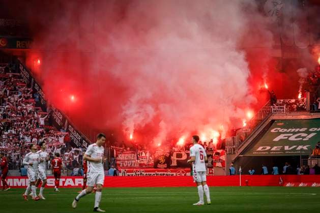 Sport Bilder des Tages 2. Fußball-Bundesliga, 1. FC Köln - 1. FC Kaiserslautern, 18.05.2025 Pyrotechnik in der Kurve von Kaiserslautern; 34. Spieltag der 2. Fußball-Bundesliga, 2. Fußball-Bundesliga, 1. FC Köln - 1. FC Kaiserslautern am 18.05.2025 im RheinEnergie-Stadion in Köln. DIE DFL-VORSCHRIFTEN VERBIETEN JEDE VERWENDUNG VON FOTOS ALS BILDSEQUENZEN UND ODER QUASI-VIDEO.