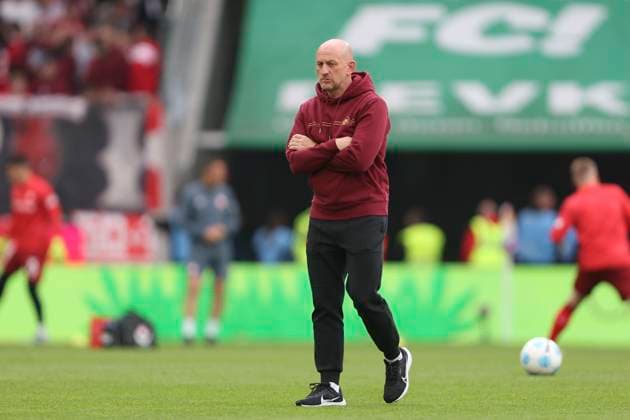 Trainer Torsten Lieberknecht (1.FC Kaiserslautern) schaut waehrend des Spiels der 2. Bundesliga zwischen 1. FC Köln und 1. FC Kaiserslautern im RheinEnergieStadion am 18. May 2025 in Köln, Deutschland. (Foto von Oliver Kaelke DeFodi Images) +++ Trainer Torsten Lieberknecht (1.FC Kaiserslautern) looks on during the 2. Bundesliga match between 1. FC Köln and 1. FC Kaiserslautern at RheinEnergieStadion on May 18, 2025 in Cologne, Germany. (Photo by Oliver Kaelke DeFodi Images) DFB DFL REGULATIONS PROHIBIT ANY USE OF PHOTOGRAPHS AS IMAGE SEQUENCES AND OR QUASI-VIDEO. (Photo by Oliver Kaelke DeFodi Images)