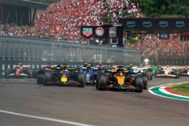 Start, 81 Oscar Piastri (AUS, McLaren F1 Team), 1 Max Verstappen (NLD, Oracle Red Bull Racing), F1 Grand Prix of Emilia-Romagna at Autodromo Internazionale Enzo e Dino Ferrari on May 18, 2025 in Imola, Italy. (Photo by HOCH ZWEI) Imola Italy