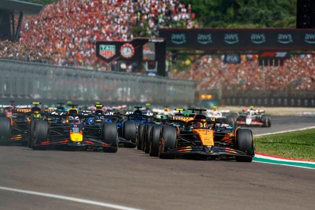 Start, 81 Oscar Piastri (AUS, McLaren F1 Team), 1 Max Verstappen (NLD, Oracle Red Bull Racing), F1 Grand Prix of Emilia-Romagna at Autodromo Internazionale Enzo e Dino Ferrari on May 18, 2025 in Imola, Italy. (Photo by HOCH ZWEI) Imola Italy