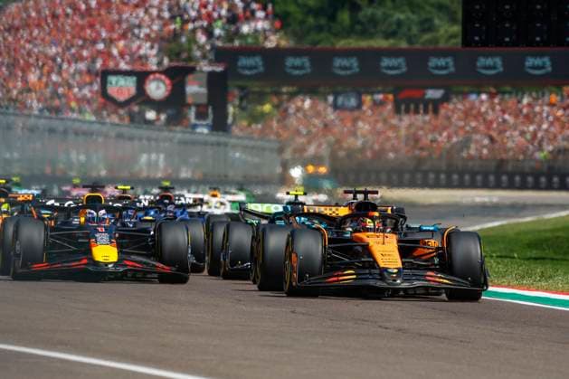 Start, 81 Oscar Piastri (AUS, McLaren F1 Team), 1 Max Verstappen (NLD, Oracle Red Bull Racing), F1 Grand Prix of Emilia-Romagna at Autodromo Internazionale Enzo e Dino Ferrari on May 18, 2025 in Imola, Italy. (Photo by HOCH ZWEI) Imola Italy