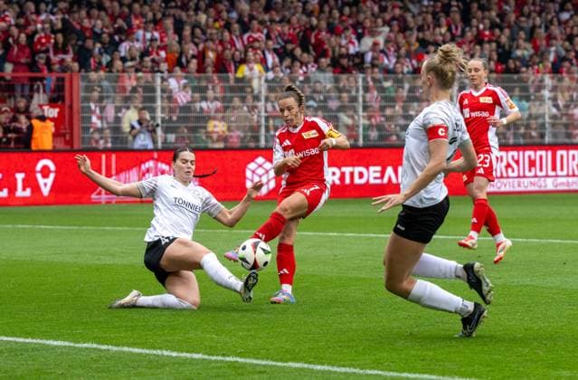 Fußball, Frauen, Saison 2024 2025, 2. Frauen-Bundesliga (26. Spieltag), 1. FC Union Berlin - FSV Gütersloh, v. l. Chiara Tappe (Gütersloh), Lisa Heiseler (1. FC Union), Lilly Stojan (Gütersloh), 18.05. 2025, Copyright: xMatthiasxKochx
