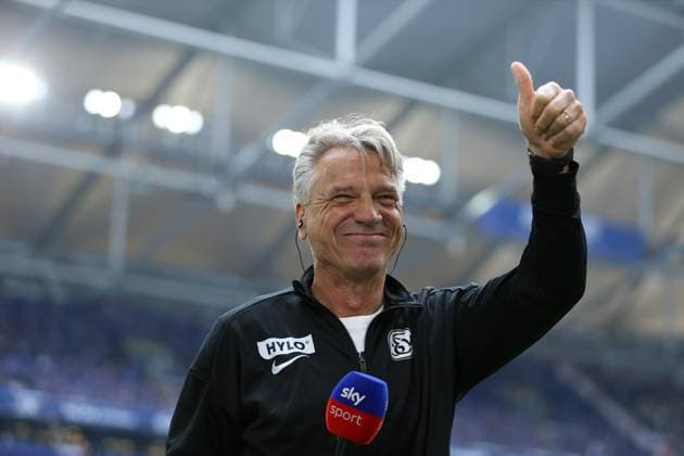 18.05.2025, xrekx, Fussball 2.Bundesliga, FC Schalke 04 - SV Elversberg v.l. Horst Steffen Trainer (SV 07 Elversberg) bei SKY (DFL DFB REGULATIONS PROHIBIT ANY USE OF PHOTOGRAPHS as IMAGE SEQUENCES and or QUASI-VIDEO) Gelsenkirchen