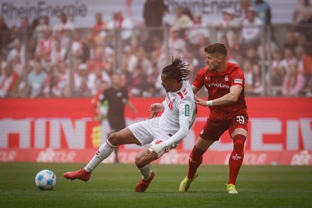 2. Fußball-Bundesliga, 1. FC Köln - 1. FC Kaiserslautern, 18.05.2025 Damion Downs (1. FC Köln, 42) und Jan Elvedi (1. FC Kaiserslautern, 33) im Zweikampf; 34. Spieltag der 2. Fußball-Bundesliga, 2. Fußball-Bundesliga, 1. FC Köln - 1. FC Kaiserslautern am 18.05.2025 im RheinEnergie-Stadion in Köln. DIE DFL-VORSCHRIFTEN VERBIETEN JEDE VERWENDUNG VON FOTOS ALS BILDSEQUENZEN UND ODER QUASI-VIDEO.