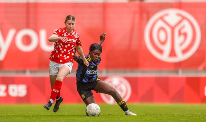 GER, Mainz, FSV Mainz 05 vs 1. FC Saarbrücken, Regionalliga, Fussball, DFB, Spielzeit 2024 2025, Bruchwegstadion, 21. Spieltag, im Bild v.l.: Jule Stendebach (FSV Mainz 05), Chelsea Agyei (FC Saarbrücken 13) DFB DFL REGULATIONS PROHIBIT ANY USE OF PHOTOGRAPHS AS IMAGE SEQUENCES AND OR QUASI-VIDEO, 17.05.2025, Copyright: HMBxMedia HendrikxHamelau