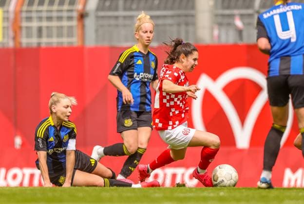 GER, Mainz, FSV Mainz 05 vs 1. FC Saarbrücken, Regionalliga, Fussball, DFB, Spielzeit 2024 2025, Bruchwegstadion, 21. Spieltag, im Bild v.l.: Madita Schmitt (FC Saarbrücken 15), Vital Kats (FSV Mainz 05 30) DFB DFL REGULATIONS PROHIBIT ANY USE OF PHOTOGRAPHS AS IMAGE SEQUENCES AND OR QUASI-VIDEO, 17.05.2025, Copyright: HMBxMedia HendrikxHamelau