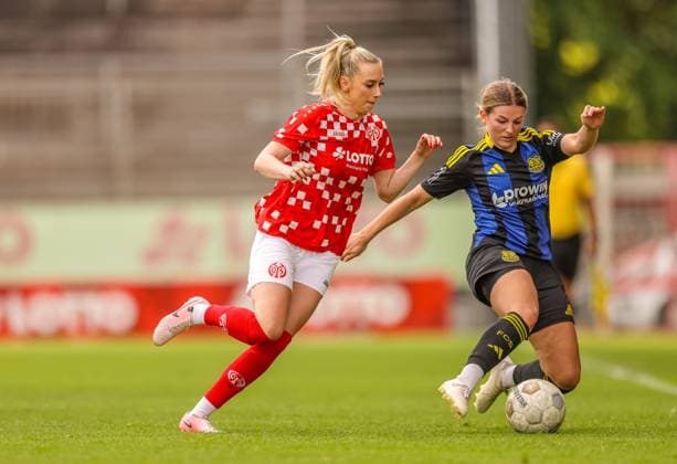 GER, Mainz, FSV Mainz 05 vs 1. FC Saarbrücken, Regionalliga, Fussball, DFB, Spielzeit 2024 2025, Bruchwegstadion, 21. Spieltag, im Bild v.l.: Chiara Bouziane (FSV Mainz 05 10), Laura Eicher (FC Saarbrücken 26) DFB DFL REGULATIONS PROHIBIT ANY USE OF PHOTOGRAPHS AS IMAGE SEQUENCES AND OR QUASI-VIDEO, 17.05.2025, Copyright: HMBxMedia HendrikxHamelau