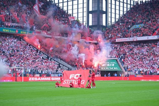 18.05.2025, Fussball, 2. Bundesliga, 34. Spieltag Saison 2024 2025, 1. FC Köln - 1. FC Kaiserslautern, Pyrotechnik 1.FC Kaiserslautern xRHR-FOTO TKx