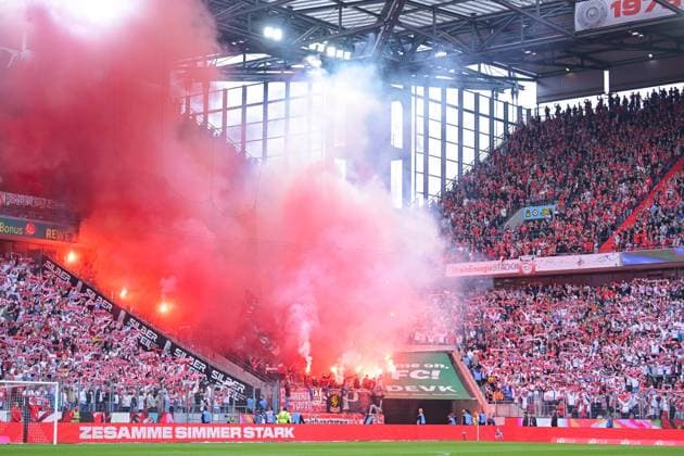 18.05.2025, Fussball, 2. Bundesliga, 34. Spieltag Saison 2024 2025, 1. FC Köln - 1. FC Kaiserslautern, Pyrotechnik 1.FC Kaiserslautern xRHR-FOTO TKx