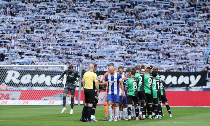 Begrüßung der Mannschaften vor Spielbeginn Fußball Fussball DFL 2.Bundesliga Herren 34. Spieltag Saison 2024 2025 18.05.2025 Hertha BSC Berlin vs. Hannover 96 DFL regulations prohibit any use of photographs as image sequences and or quasi-video