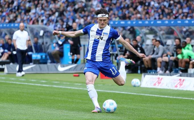 Fabian Reese am Ball Einzelbild Freisteller Aktion Fußball Fussball DFL 2.Bundesliga Herren 34. Spieltag Saison 2024 2025 18.05.2025 Hertha BSC Berlin vs. Hannover 96 DFL regulations prohibit any use of photographs as image sequences and or quasi-video