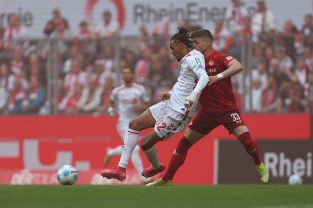 Damion Downs (1. FC Koeln) und Jan Elvedi (1.FC Kaiserslautern) im Zweikampf waehrend des Spiels der 2. Bundesliga zwischen 1. FC Köln und 1. FC Kaiserslautern im RheinEnergieStadion am 18. May 2025 in Köln, Deutschland. (Foto von Oliver Kaelke DeFodi Images) +++ Damion Downs (1. FC Koeln) und Jan Elvedi (1.FC Kaiserslautern) battle for the ball during the 2. Bundesliga match between 1. FC Köln and 1. FC Kaiserslautern at RheinEnergieStadion on May 18, 2025 in Cologne, Germany. (Photo by Oliver Kaelke DeFodi Images) DFB DFL REGULATIONS PROHIBIT ANY USE OF PHOTOGRAPHS AS IMAGE SEQUENCES AND OR QUASI-VIDEO. (Photo by Oliver Kaelke DeFodi Images)