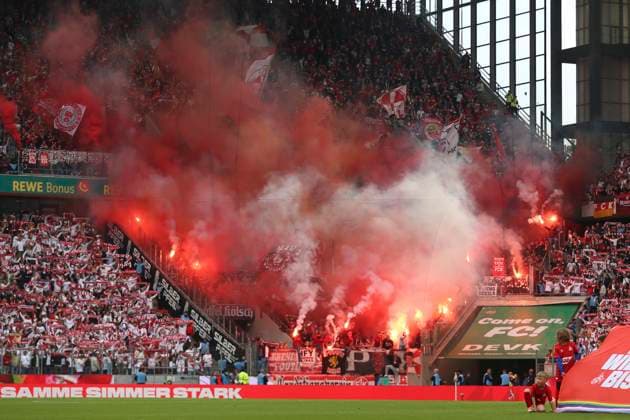 Fans von 1.FC Kaiserslautern mit Pyrotechnik waehrend des Spiels der 2. Bundesliga zwischen 1. FC Köln und 1. FC Kaiserslautern im RheinEnergieStadion am 18. May 2025 in Köln, Deutschland. (Foto von Oliver Kaelke DeFodi Images) +++ Supporters of 1.FC Kaiserslautern use pyrotechnics during the 2. Bundesliga match between 1. FC Köln and 1. FC Kaiserslautern at RheinEnergieStadion on May 18, 2025 in Cologne, Germany. (Photo by Oliver Kaelke DeFodi Images) DFB DFL REGULATIONS PROHIBIT ANY USE OF PHOTOGRAPHS AS IMAGE SEQUENCES AND OR QUASI-VIDEO. (Photo by Oliver Kaelke DeFodi Images)