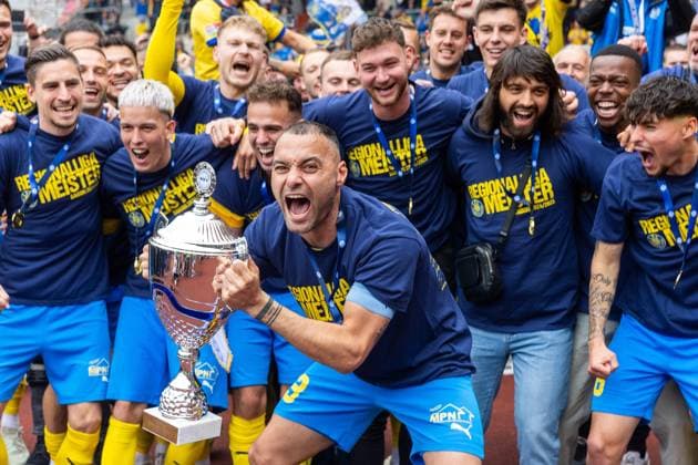 Bilder des Jahres 2025, Sport 05 Mai Sport Themen der Woche KW20 Sport Bilder des Tages Erfurt , 180525 , Fussball Regionalliga Nordost FC Rot Weiss Erfurt - Lok Leipzig im Bild: Lok Leipzig feiert die Meisterschaft der Regionalliga Nordost , mit Pokalübergabe an Kapitän Djamal Ziane , Meisterfeier , Meisterschaft Meisterpokal *** Erfurt , 180525 , Soccer Regionalliga Nordost FC Rot Weiss Erfurt Lok Leipzig in the picture Lok Leipzig celebrates the championship of the Regionalliga Nordost , with trophy presentation to captain Djamal Ziane , championship celebration , championship trophy
