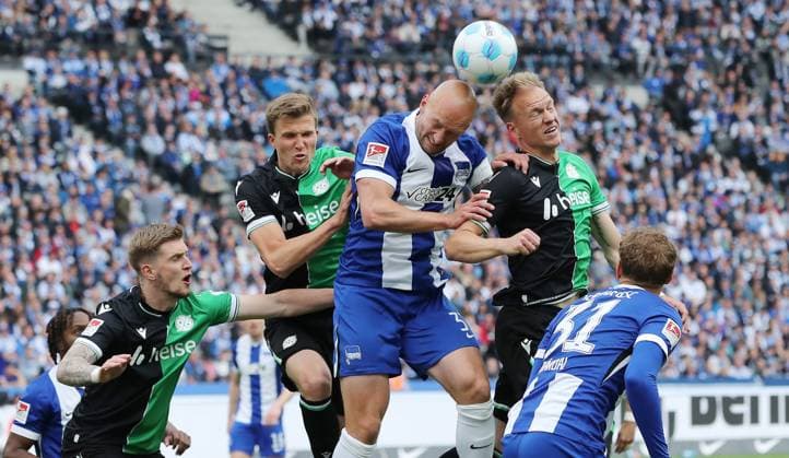 Toni Leistner, Havard Nielsen Zweikampf Spielszene Aktion Fußball Fussball DFL 2.Bundesliga Herren 34. Spieltag Saison 2024 2025 18.05.2025 Hertha BSC Berlin vs. Hannover 96 DFL regulations prohibit any use of photographs as image sequences and or quasi-video