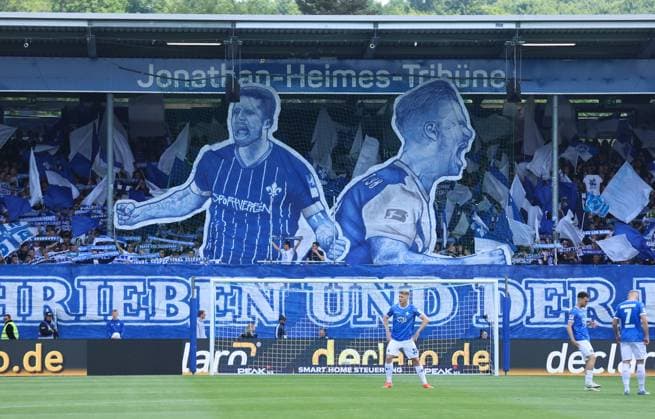 18.05.2025, xdcx, Fussball 2. Bundesliga, SV Darmstadt 98 - SSV Jahn Regensburg, emonline, emspor, despor, v.l., Choreografie, Fans,Stimmung, Schals, Trikots, Emotionen für Tobias Kempe (SV Darmstadt 98) DFL DFB REGULATIONS PROHIBIT ANY USE OF PHOTOGRAPHS AS IMAGE SEQUENCES AND OR QUASI-VIDEO.