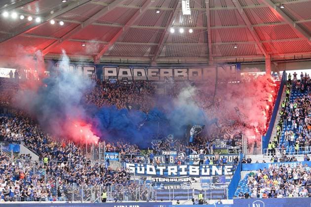 18.05.2025, xhettx, Fussball 2.Bundesliga, Karlsruher SC - SC Paderborn 07 v.l. Pyro im Gästeblock (DFL DFB REGULATIONS PROHIBIT ANY USE OF PHOTOGRAPHS as IMAGE SEQUENCES and or QUASI-VIDEO)