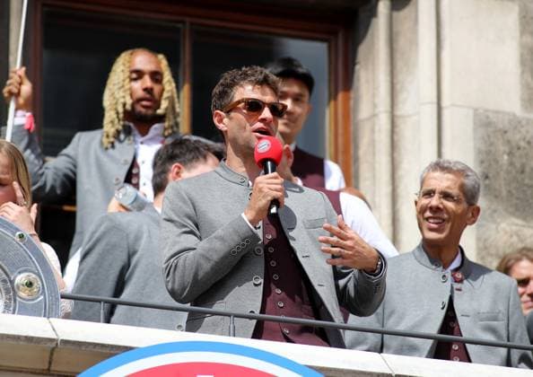 Fussball, Herren, Bundesliga, Saison 2024 2025, FC Bayern München, Meisterfeier, Rathausbalkon, Marienplatz Thomas Müller, Mueller (FC Bayern München) mit einer Rede auf dem Rathausbalkon