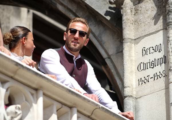 Fussball, Herren, Bundesliga, Saison 2024 2025, FC Bayern München, Meisterfeier, Rathausbalkon, Marienplatz Harry Kane (FC Bayern München) geniesst den Blick vom Rathausbalkon