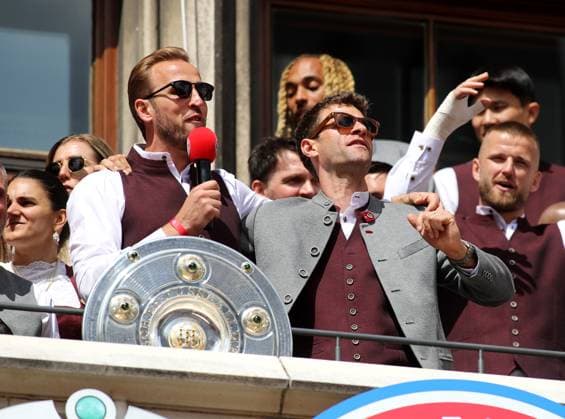 Fussball, Herren, Bundesliga, Saison 2024 2025, FC Bayern München, Meisterfeier, Rathausbalkon, Marienplatz Harry Kane (FC Bayern München) (li.) mit Thomas Müller, Mueller (FC Bayern München) (re.) singen zusammen auf dem Rathausbalkon