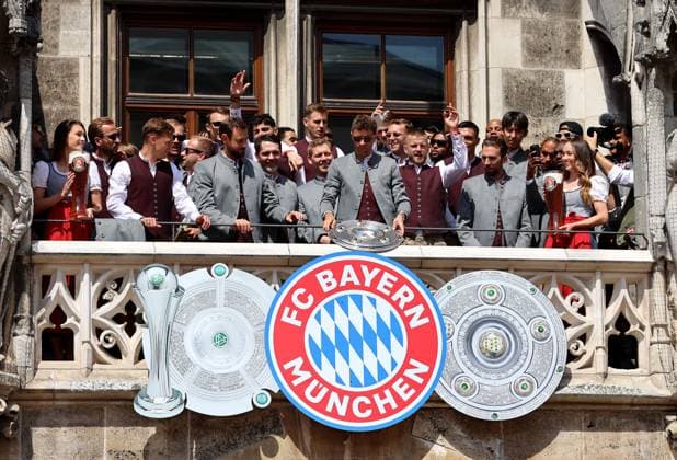Fussball, Herren, Bundesliga, Saison 2024 2025, FC Bayern München, Meisterfeier, Rathausbalkon, Marienplatz Die Mansnchaft des FC Bayern München auf dem Rathausbalkon