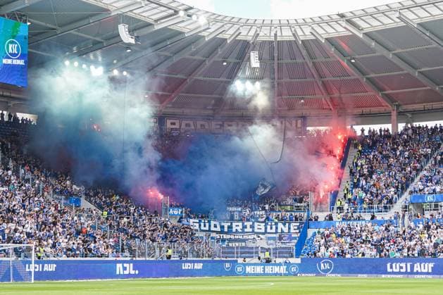 2. Fussball Bundesliga, Karlsruher SC - SC Paderborn 07, 18.05.2025 Fanblock der Paderborner vor Anpfiff mit Bengalos 2. Fussball Bundesliga, Karlsruher SC - SC Paderborn 07; BBBank Wildpark Karlsruhe, 18.05.2025 DFB DFL REGULATIONS PROHIBIT ANY USE OF PHOTOGRAPHS AS IMAGE SEQUENCES AND OR QUASI-VIDEO.