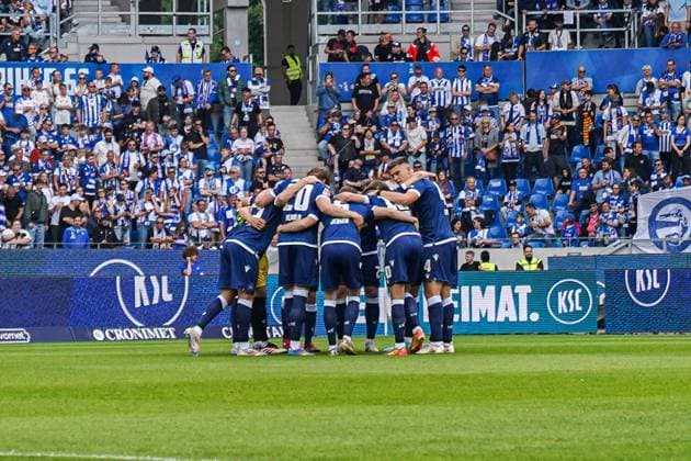 2. Fussball Bundesliga, Karlsruher SC - SC Paderborn 07, 18.05.2025 KSC vor dem Spiel im Manschaftskreis 2. Fussball Bundesliga, Karlsruher SC - SC Paderborn 07; BBBank Wildpark Karlsruhe, 18.05.2025 DFB DFL REGULATIONS PROHIBIT ANY USE OF PHOTOGRAPHS AS IMAGE SEQUENCES AND OR QUASI-VIDEO.