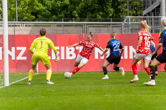 Spielszene, Offensivaktion, Ballaktion Nadine Anstatt (1. FSV Mainz 05, 27), GER, 1. FSV Mainz 05 vs. 1. FC Saarbruecken, Frauen-Regionalliga Suedwest, 21. Spieltag, Saison 2024 2025, 18.05.2025, DFB DFL REGULATIONS PROHIBIT ANY USE OF PHOTOGRAPHS AS IMAGE SEQUENCES AND OR QUASI-VIDEO, GER, 1. FSV Mainz 05 vs. 1. FC Saarbruecken, Frauen-Regionalliga Suedwest, 21. Spieltag, Saison 2024 2025, 18.05.2025, Mainz Copyright: xEibner-Pressefoto Jan-NiclasxGrox EP_JGG