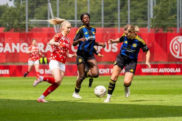 Spielszene, Zweikampf, v.l. Chiara Bouziane (1. FSV Mainz 05, 10), Chelsea Agyei (1. FC Saarbruecken, 07), Larissa Theil (1. FC Saarbruecken, 28), GER, 1. FSV Mainz 05 vs. 1. FC Saarbruecken, Frauen-Regionalliga Suedwest, 21. Spieltag, Saison 2024 2025, 18.05.2025, DFB DFL REGULATIONS PROHIBIT ANY USE OF PHOTOGRAPHS AS IMAGE SEQUENCES AND OR QUASI-VIDEO, GER, 1. FSV Mainz 05 vs. 1. FC Saarbruecken, Frauen-Regionalliga Suedwest, 21. Spieltag, Saison 2024 2025, 18.05.2025, Mainz Copyright: xEibner-Pressefoto Jan-NiclasxGrox EP_JGG