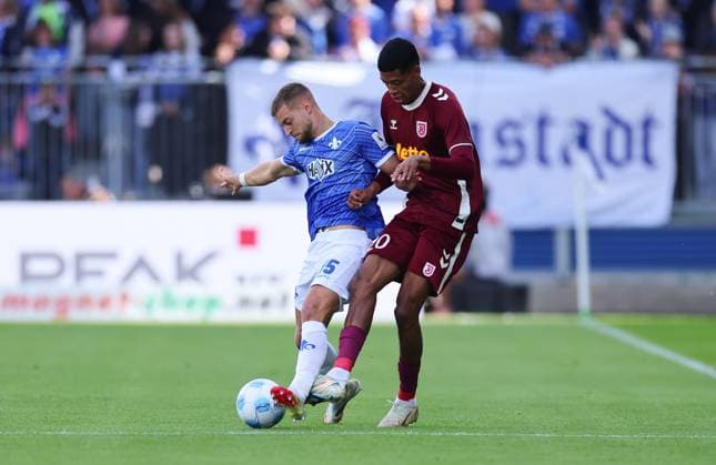 18.05.2025, xdcx, Fussball 2. Bundesliga, SV Darmstadt 98 - SSV Jahn Regensburg, emonline, emspor, despor, v.l., Fabian Nürnberger (SV Darmstadt 98), Noah Ganaus (SSV Jahn Regensburg) DFL DFB REGULATIONS PROHIBIT ANY USE OF PHOTOGRAPHS AS IMAGE SEQUENCES AND OR QUASI-VIDEO.