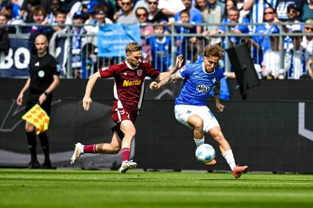 Tim Handwerker (SSV Jahn Regensburg, 02) im Zweikampf mit Luca Marseiler (SV Darmstadt 98, 08), GER, SV Darmstadt 98 vs. SSV Jahn Regensburg, 2. Bundesliga, Fussball, 34. Spieltag, Saison 2024 2025, 18.05.2025. DFL REGULATIONS PROHIBIT ANY USE OF PHOTOGRAPHS as IMAGE SEQUENCES and or QUASI-VIDEO. GER, SV Darmstadt 98 vs. SSV Jahn Regensburg, 2. Bundesliga, Fussball, 34. Spieltag, Saison 2024 2025, 18.05.2025. Darmstadt