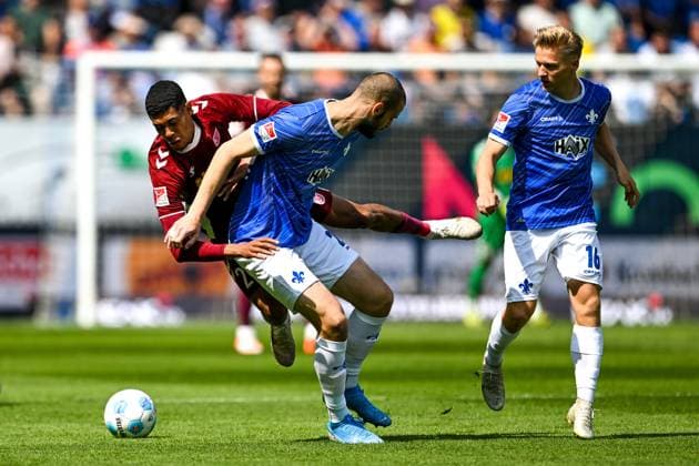 Noah Ganaus (SSV Jahn Regensburg, 20) im Zweikampf mit Aleksandar Vukotic (SV Darmstadt 98, 20), GER, SV Darmstadt 98 vs. SSV Jahn Regensburg, 2. Bundesliga, Fussball, 34. Spieltag, Saison 2024 2025, 18.05.2025. DFL REGULATIONS PROHIBIT ANY USE OF PHOTOGRAPHS as IMAGE SEQUENCES and or QUASI-VIDEO. GER, SV Darmstadt 98 vs. SSV Jahn Regensburg, 2. Bundesliga, Fussball, 34. Spieltag, Saison 2024 2025, 18.05.2025. Darmstadt