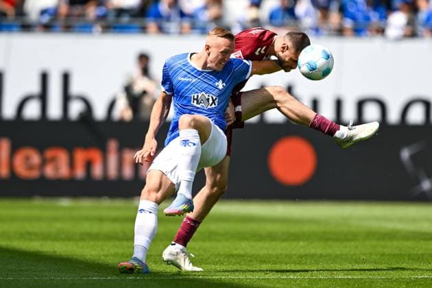 Isac Lidberg (SV Darmstadt 98, 07) im Zweikampf mit Rasim Bulic (SSV Jahn Regensburg, 05), GER, SV Darmstadt 98 vs. SSV Jahn Regensburg, 2. Bundesliga, Fussball, 34. Spieltag, Saison 2024 2025, 18.05.2025. DFL REGULATIONS PROHIBIT ANY USE OF PHOTOGRAPHS as IMAGE SEQUENCES and or QUASI-VIDEO. GER, SV Darmstadt 98 vs. SSV Jahn Regensburg, 2. Bundesliga, Fussball, 34. Spieltag, Saison 2024 2025, 18.05.2025. Darmstadt
