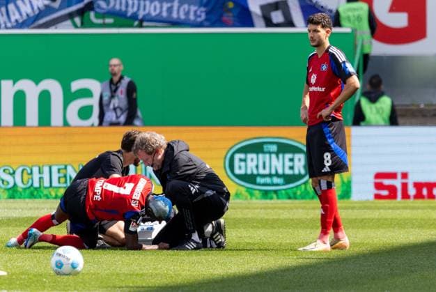 Verletzungspause bei Jean-Luc Dompe 7 (Hamburger SV) , Spvgg Greuther Fuerth vs. Hamburger SV Fussball, 2. Bundesliga, DFL, Saison 2024 2025, Rueckrunde, 34. Spieltag, 18.05.2025 DFB regulations prohibit any use of photographs as image sequences and or quasi-video