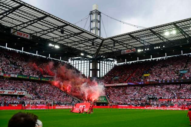 Pyro Pyrotechnik Die FCK Fans im Gästeblock , 1. FC Koeln vs. 1.FC Kaiserslautern, 2. Bundesliga, 34. Spieltag, 18.05.2025 DFB regulations prohibit any use of photographs as image sequences and or quasi-video Koeln Nordrhein-Westfalen Deutschland