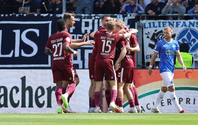 18.05.2025, xdcx, Fussball 2. Bundesliga, SV Darmstadt 98 - SSV Jahn Regensburg, emonline, emspor, despor, v.l., Torjubel zum 0:1 durch Leopold Wurm (SSV Jahn Regensburg), Goal celebration, celebrate the goal DFL DFB REGULATIONS PROHIBIT ANY USE OF PHOTOGRAPHS AS IMAGE SEQUENCES AND OR QUASI-VIDEO.
