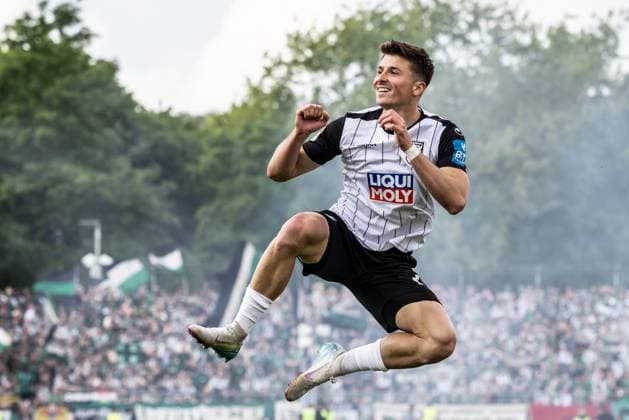 Sport Themen der Woche KW20 Sport Bilder des Tages Fußball - Herren - 2. Bundesliga - 34. Spieltag - Saison 2024 2025 - SSV Ulm 1846 Fußball vs. SC Preußen Münster 18.05.2025 18.05.2025, Fussball, Saison 2024 2025, 2. Bundesliga, 34. Spieltag, SSV Ulm 1846 Fußball vs. SC Preußen Münster, Torjubel Jubel Freude nach Treffer Tor Torschuss zum 1:0 durch 29 Semir Telalovic (SSV Ulm 1846 Fußball). Foto: Lucca Fundel DFL regulations prohibit any use of photographs as image sequences and or quasi-video Ulm Donaustadion Baden-Württemberg Deutschland *** Fußball Herren 2 Bundesliga 34 Spieltag Saison 2024 2025 SSV Ulm 1846 Fußball vs SC Preußen Münster 18 05 2025 18 05 2025, Fußball, Saison 2024 2025, 2 Bundesliga, 34 Spieltag, SSV Ulm 1846 Fußball vs SC Preußen Münster, Torjubel Jubel nach Treffer Tor Torschuss zum 1 0 durch 29 Semir Telalovic SSV Ulm 1846 Fußball Foto Lucca Fundel DFL regulations prohibit any use of photographs as image sequences and or quasi video Ulm Donaustadion Baden Württemberg Deutschland