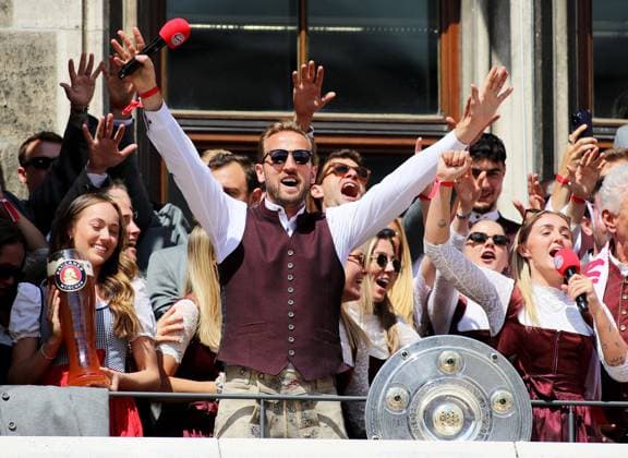 Fussball, Herren, Bundesliga, Saison 2024 2025, FC Bayern München, Meisterfeier, Rathausbalkon, Marienplatz Harry Kane (FC Bayern München) streckt beide Arme nach oben, jubeln, Feiern